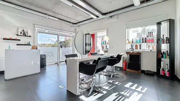 1763815052-foto kapsalon 1 Sea Port